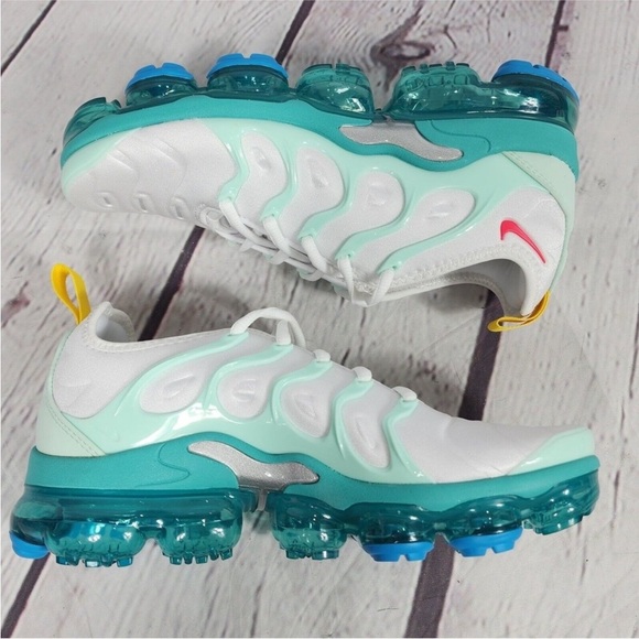 EUC Nike Women's Size 8.5 White Mint Air Vapormax Plus Running Shoes - Picture 3 of 4